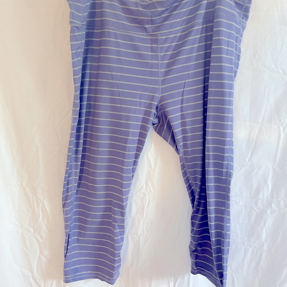 Athleta salutation cropped leggings purple and grey stripes 2x